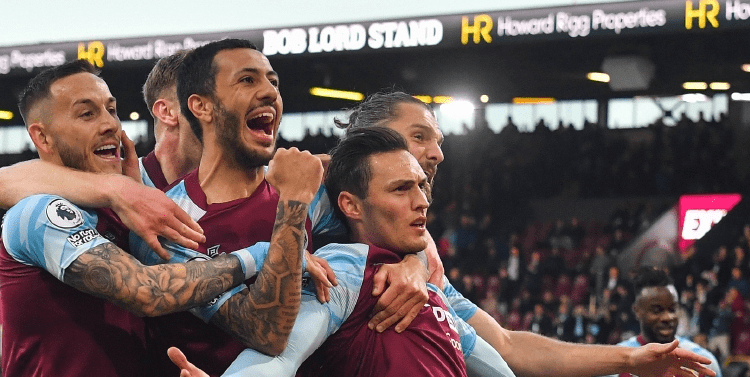 西甲半场：拉菲尼亚点射建功+中框，巴萨暂1-0十人黄潜（西甲半场战报：拉菲尼亚点球破门并中柱，巴萨暂以1-0领先十人比利亚雷亚尔）