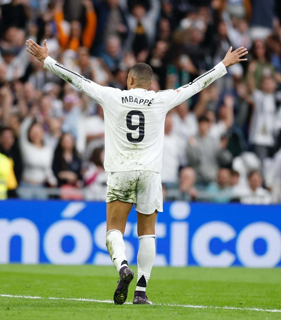 一位重病球迷被邀请看阿贾克斯的比赛，但因病情恶化未能实现