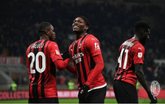 马菲奥向镜头做5比2手势 嘲讽皇马5比2不敌巴萨（马菲奥对镜比出5-2手势，讥讽皇马5-2不敌巴萨）